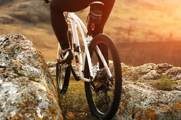 Hombre ciclista montando la bicicleta — Foto de Stock