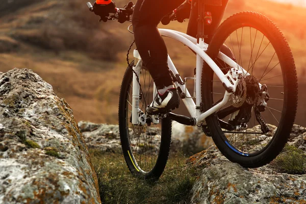 Man fietser rijdt de fiets — Stockfoto