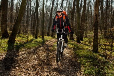 Springforest peyzaj üzerinde Bisiklete binmek Mountainbiker.