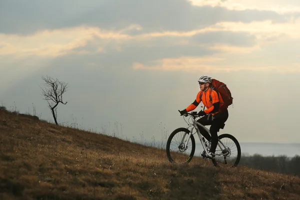 Чоловік велосипедист з рюкзаком їде на велосипеді — стокове фото