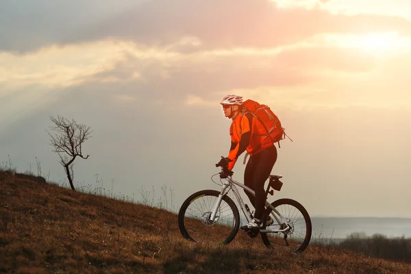 Hombre ciclista con mochila montando la bicicleta — Foto de Stock