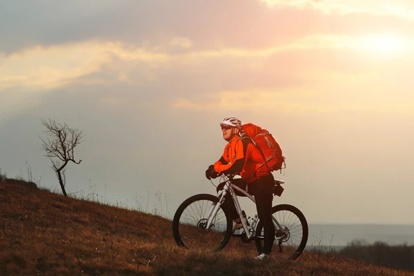 Muž cyklista s batohem, jízda kole — Stock fotografie