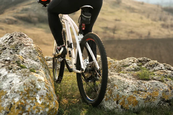 Adam bisikletçi bisiklet sürme