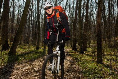 eylem freestyle dağ bisikleti oturumunda binici