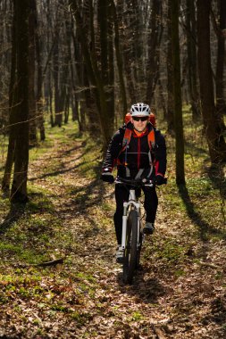 eylem freestyle dağ bisikleti oturumunda binici