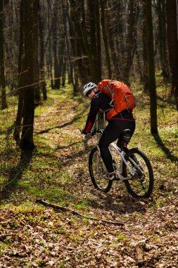eylem freestyle dağ bisikleti oturumunda binici