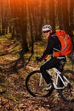 eylem freestyle dağ bisikleti oturumunda binici