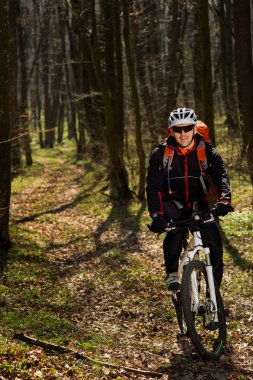 eylem freestyle dağ bisikleti oturumunda binici