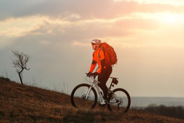 Adam bisikletçi bisiklet sürme sırt çantası ile