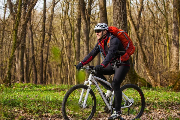 Horské kolo cyklista na koni jednu stopu — Stock fotografie