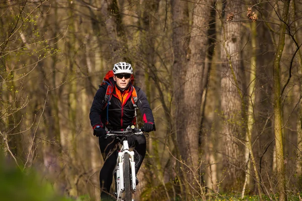 Bicicleta de montaña ciclista montar una sola pista — Foto de Stock