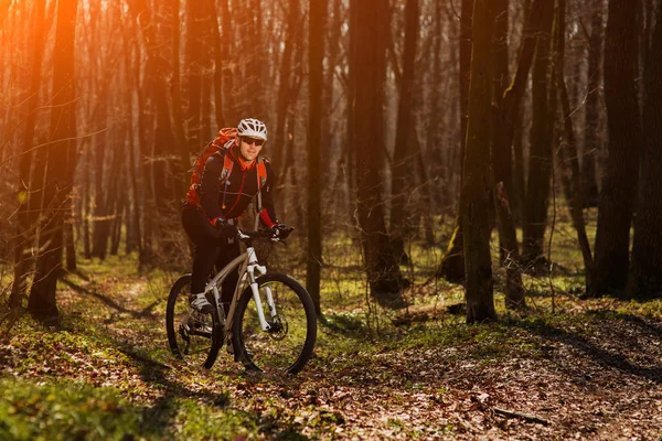 Jinete en acción en Freestyle Mountain Bike Session — Foto de Stock