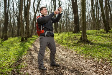 Adam uzun yürüyüşe çıkan kimse alarak fotoğraf ormandaki akıllı telefon ile