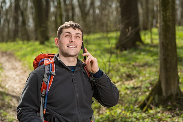 Hombre excursionista tomando fotos con teléfono inteligente en el bosque — Foto de Stock