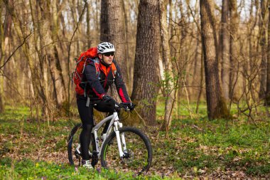 Dağ bisiklet bisikletçi tek iz sürme