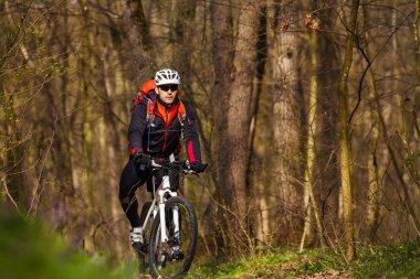 Dağ bisiklet bisikletçi tek iz sürme
