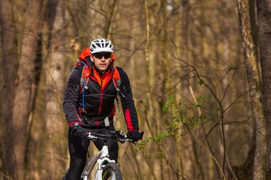 Dağ bisiklet bisikletçi tek iz sürme