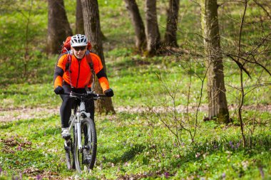 Dağ bisiklet bisikletçi tek iz sürme