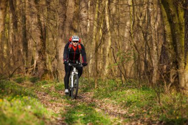 Dağ bisiklet bisikletçi tek iz sürme
