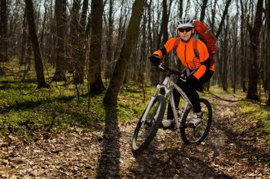 eylem freestyle dağ bisikleti oturumunda binici