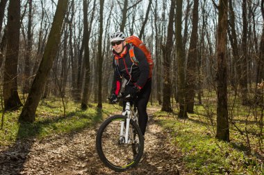 eylem freestyle dağ bisikleti oturumunda binici