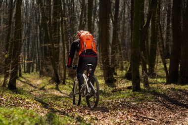 eylem freestyle dağ bisikleti oturumunda binici