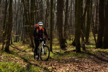 eylem freestyle dağ bisikleti oturumunda binici