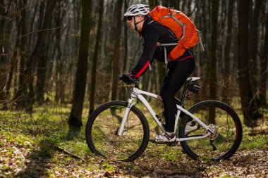 eylem freestyle dağ bisikleti oturumunda binici