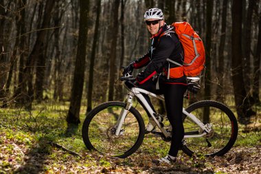 eylem freestyle dağ bisikleti oturumunda binici