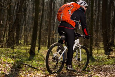 eylem freestyle dağ bisikleti oturumunda binici