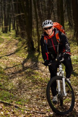 eylem freestyle dağ bisikleti oturumunda binici
