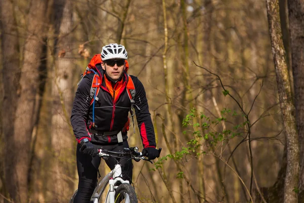 Dağ bisiklet bisikletçi tek iz sürme