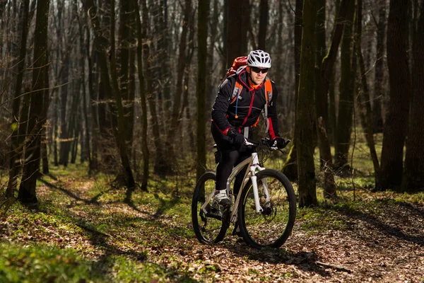 Rider i aktion på freestyle mountain bike session — Stockfoto