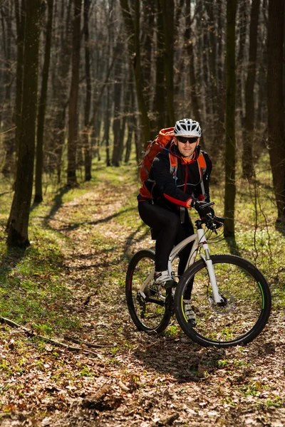 Jinete en acción en Freestyle Mountain Bike Session — Foto de Stock