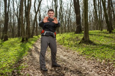 Adam uzun yürüyüşe çıkan kimse alarak fotoğraf ormandaki akıllı telefon ile