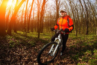 Adam bisikletçi bisiklet sürme