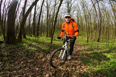 Adam bisikletçi bisiklet sürme