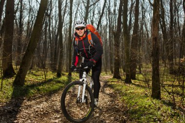 Adam bisikletçi bisiklet sürme