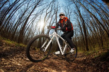 Adam bisikletçi bisiklet sürme