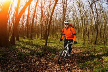 Adam bisikletçi bisiklet sürme