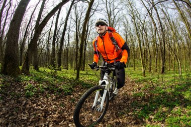 Adam bisikletçi bisiklet sürme