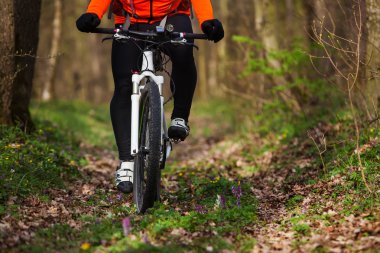 Adam bisikletçi bisiklet sürme