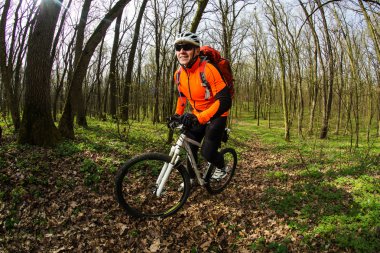 Adam bisikletçi bisiklet sürme