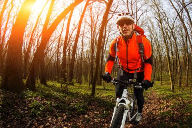 Adam bisikletçi bisiklet sürme