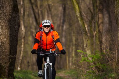 Adam bisikletçi bisiklet sürme