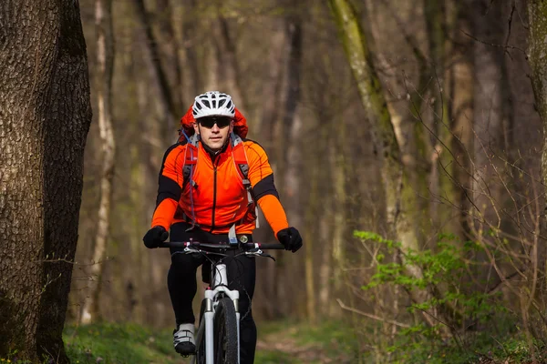 Adam bisikletçi bisiklet sürme