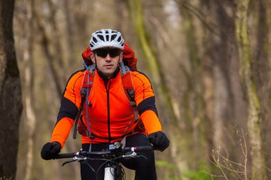 Adam bisikletçi bisiklet sürme