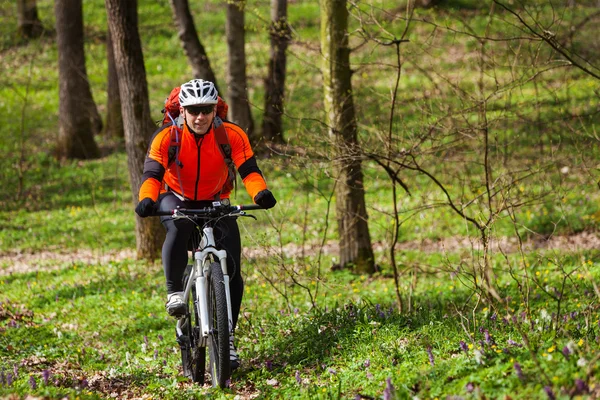 Man cyklist ridning cykeln — Stockfoto