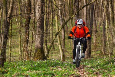 Adam bisikletçi bisiklet sürme