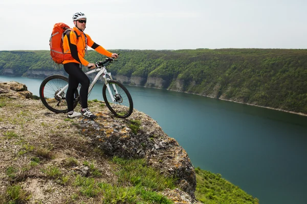 Ciclista de Orange Wear Montar en bicicleta por Rocky Hill — Foto de Stock